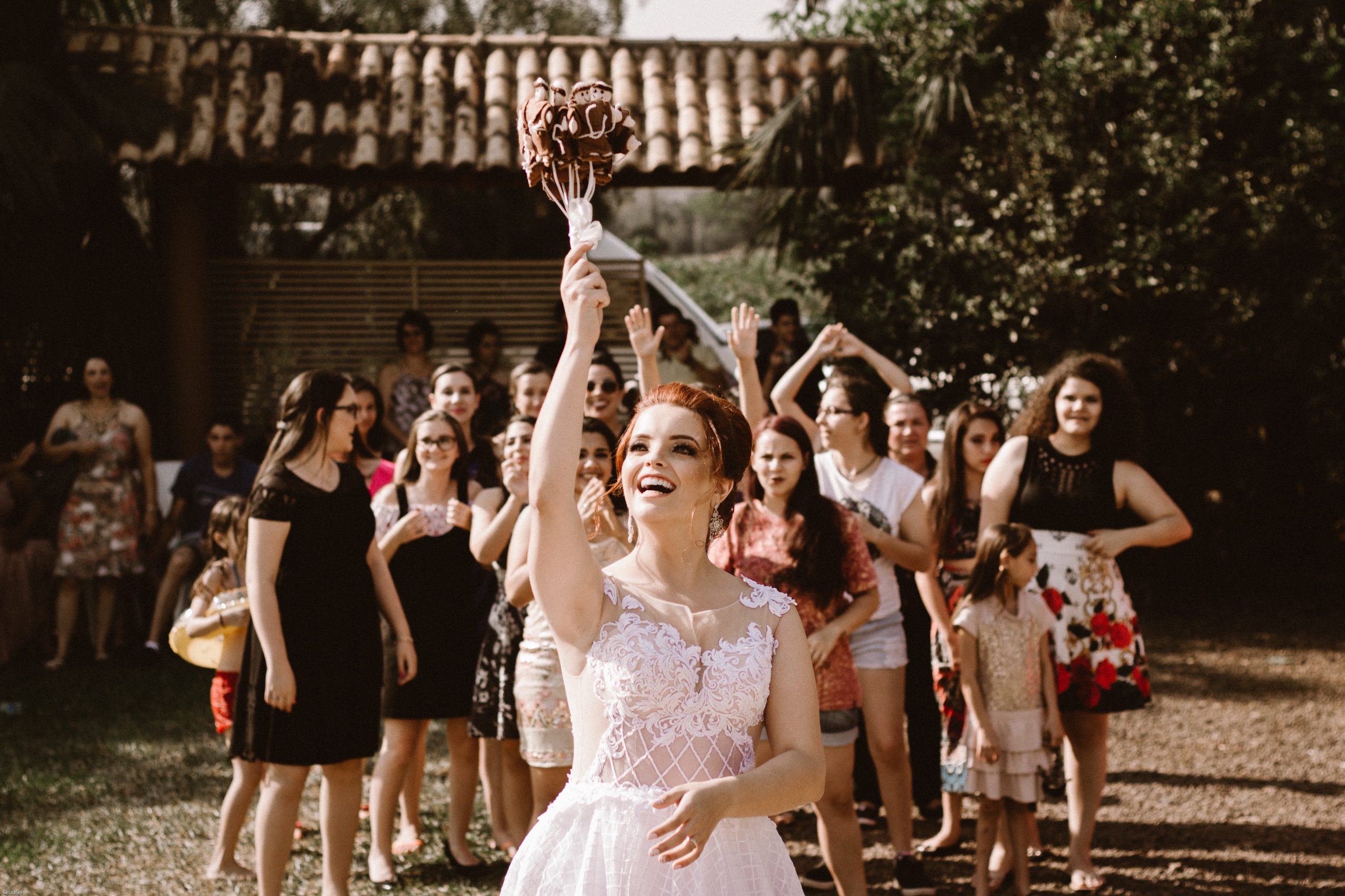 Novia lanzando su ramo a las invitadas de su destination wedding